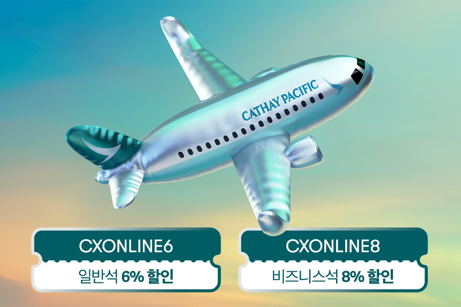 해변가에서 행복해하는 여성을 배경으로 트래블월렛 카드 로고가 올려가 있음.